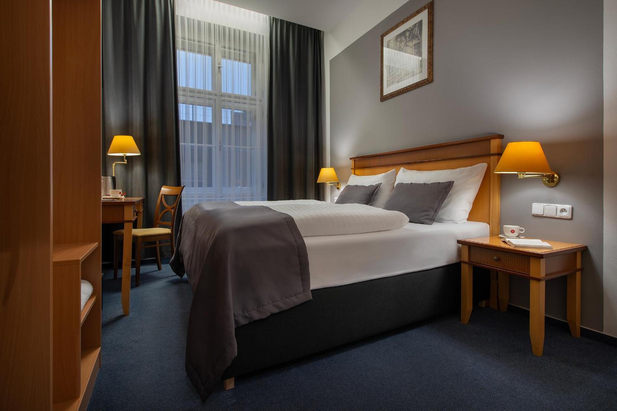 Prague Season Hotel Екстериор снимка